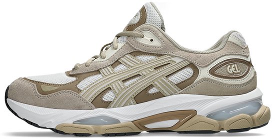 Zijaanzicht van ASICS Gel-NYC sneakers in wit en grijstinten, met GEL-logo.