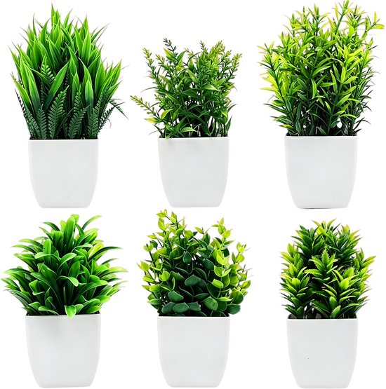 Zes kleine groene kunstplanten in witte vierkante potten, geïsoleerd op een witte achtergrond.