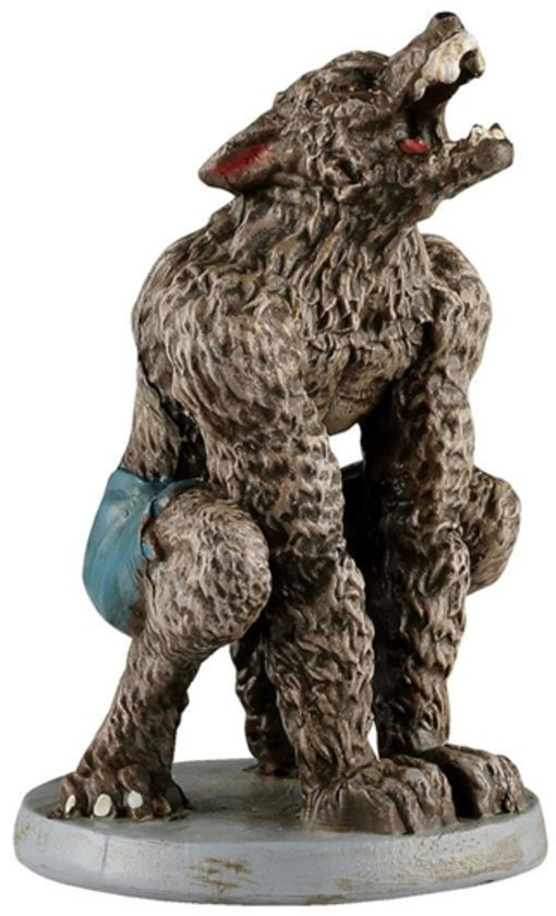 Une statuette détaillée d'un loup-garou portant un short bleu, accroupi sur un piédestal gris, la tête levée et la bouche ouverte.