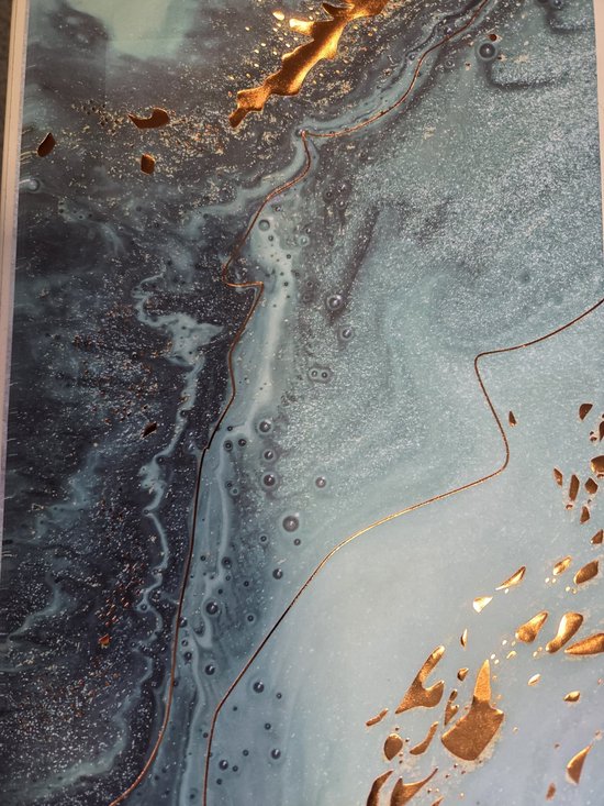 Motif abstrait de peinture bleu foncé et vert clair avec des accents dorés et des bulles.