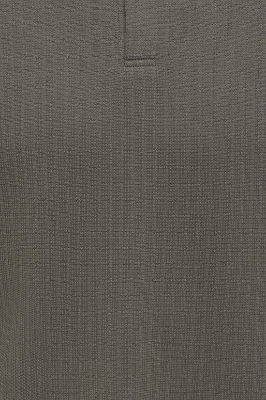 Detailopname van grijze poloshirtstof met fijne textuur.