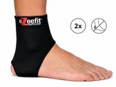 Zwarte, ultradunne Ezeefit enkelbeschermer gedragen op een rechtervoet.