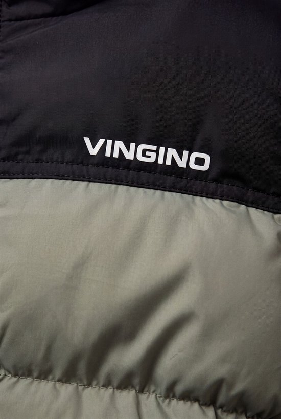 Detail van de jas: zwart bovenstuk met wit VINGINO logo op olijfgroen gedeelte.