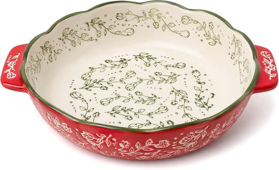 Rode keramische ovenschaal met groen gebloemd decor en handvatten.