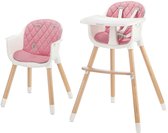 Roze kinderstoel en een kinderstoeltje met witte poten en een roze zitting.