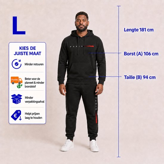 Man in een zwarte hoodie met 'PARIS' tekst en rode/zwarte streepjes, en een zwarte joggingbroek met 'PARIS' op de zijkant. Maten L, lengte 181cm, borst 106cm, taille 94cm.