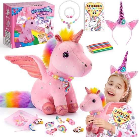 Roze pluche eenhoorn knuffel met vleugels, regenboogmanen, gekleurde ketting en accessoires. Naast een grotere eenhoorn, een kleinere eenhoorn, eenhoorn haarband, stickerset, kleurboek en potloden.