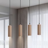 Vier hanglampen met beige, geribbelde cilinderkappen van hout. De lampen hangen aan zwarte koorden.