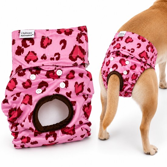 Roze hondenslip met hartjes patroon, voor en achterkant getoond. Met drukknoopsluiting.