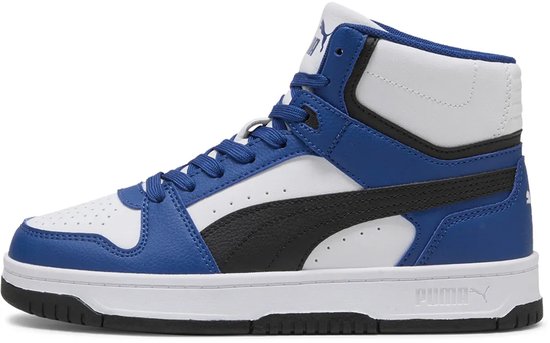 Zijprofiel van witte, blauwe en zwarte PUMA hoge sneakers met zwarte Puma-streep.