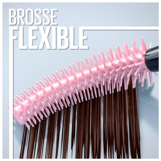 Een roze flexibele borstel met veel kleine borstelharen, die donkerbruine wimpers aanbrengt.