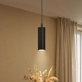 Zwarte, cilindrische hanglamp met verticale ribbels. De lamp hangt aan een zwarte kabel en geeft warm licht naar beneden.