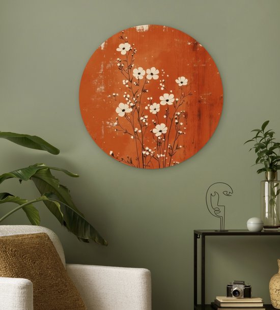 Cercle mural rond avec des fleurs blanches sur fond rouille.
