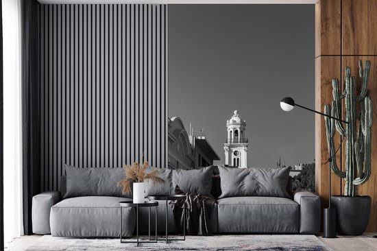 Behang - Fotobehang Uitsnede van hoog gebouw in Dominicaanse Republiek in zwart-wit - Breedte 225 cm x hoogte 350 cm