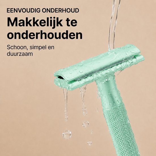 Mintgroen scheerapparaat wordt afgespoeld onder water.