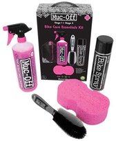 Een kit met een roze reiniger, zwarte beschermer, roze spons en zwarte borstel.