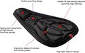 Zwart fietszadelkussen met ergonomisch concave ontwerp, oppervlakteperforatie en reflecterende details.