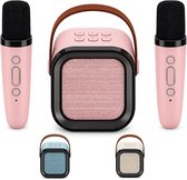 Roze draadloze karaoke speaker met een bruine handgreep, met 2 roze microfoons. Verschillende kleuren speakers zichtbaar.
