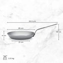 Zilverkleurige koekenpan van plaatstaal met lange handgreep, met afmetingen: 50,5 cm lengte, 28 cm diameter, 14 cm hoogte, 21 cm bodemdiameter en een gewicht van 2,15 kg.