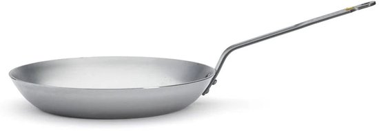 Zilverkleurige koekenpan van plaatstaal met lange handgreep, getoond met de binnenkant naar boven.