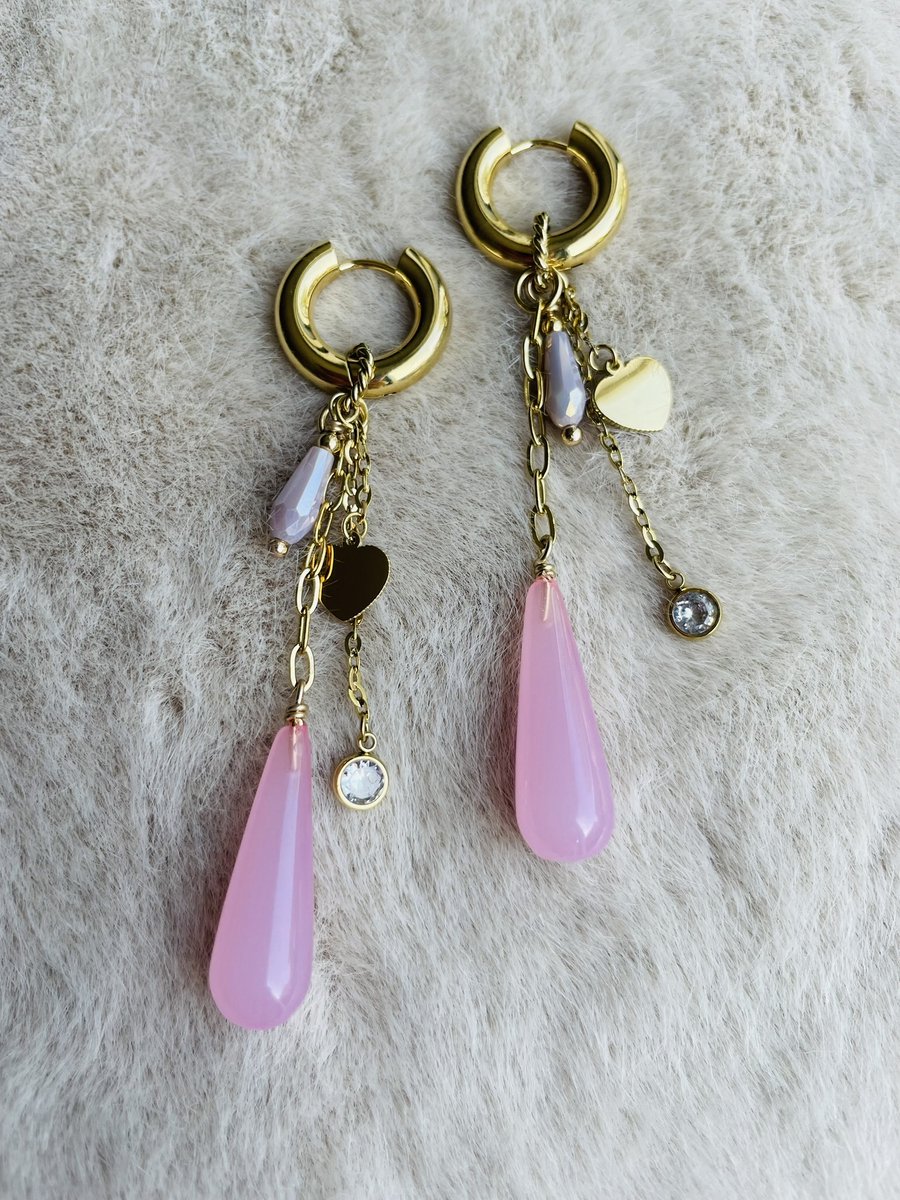 Oorbellen goud met roze/paarse stenen