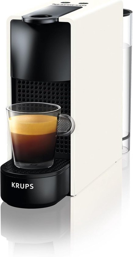 Nespresso Essenza Mini Krups blanche avec un verre d'espresso.
