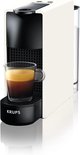 Nespresso Essenza Mini Krups blanche avec un verre d'espresso.