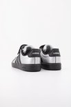 Achterkant van twee zilverkleurige sneakers met zwarte Adidas logo's op de hiel.