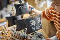 Kind bouwt aan de zwarte zeilen van de LEGO Garp's Marine Battleship.