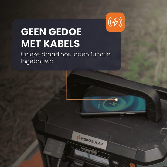 Zwarte powerstation met telefoon die draadloos oplaadt. "GEEN GEDOE MET KABELS"