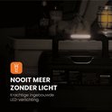 Close-up van de HEKO Solar Master 2000 powerstation met ingebouwde LED-verlichting. Specificatiedetails op de achterkant.