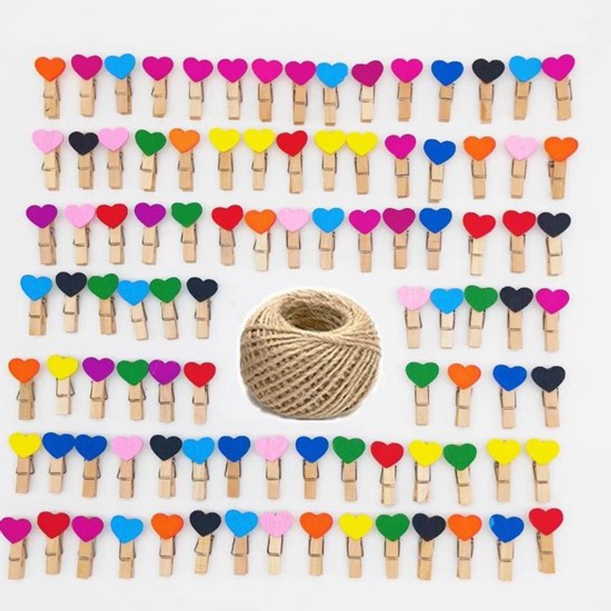 Mini houten hartharingen (100 stuks) met kleurrijke wasknijpers en jute touw voor DIY kunst en bruiloftdecoraties.