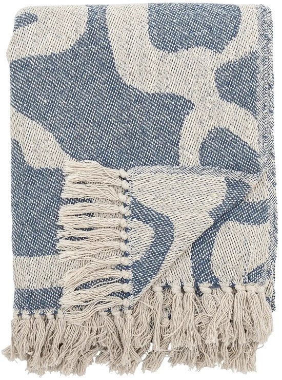Een gevouwen blauw-witte plaid met grote golvende patronen en franjes.