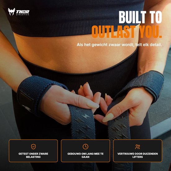 Een persoon met een zwart sporttopje en donkerblauwe lifting straps om de polsen. 'BUILT TO OUTLAST YOU.'