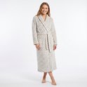 Vrouw staand in een zachte, lange, beige badjas met panterprint.