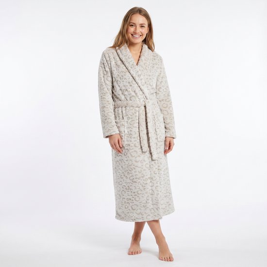 Vrouw staand in een zachte, lange, beige badjas met panterprint.