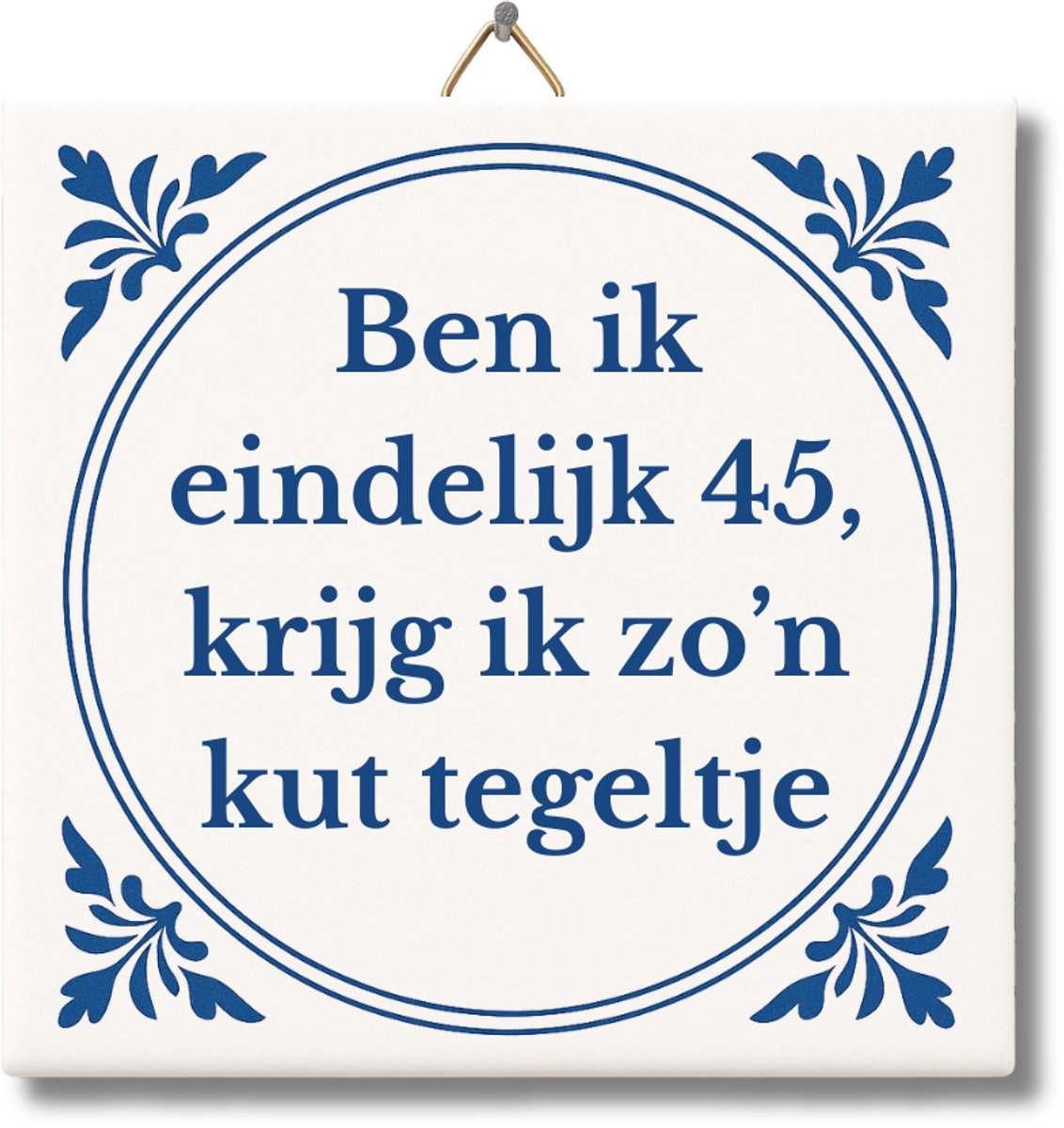 Tegeltje met Tekst - Premium Verpakt – Ben ik eindelijk 45, krijg ik zo'n kut tegeltje – Cadeau 45 jaar verjaardag – Grappig Tegeltje van NietMokken.nl met ophanghaakje – Inclusief premium verpakking, gratis viltje en ansichtkaart – Glossy