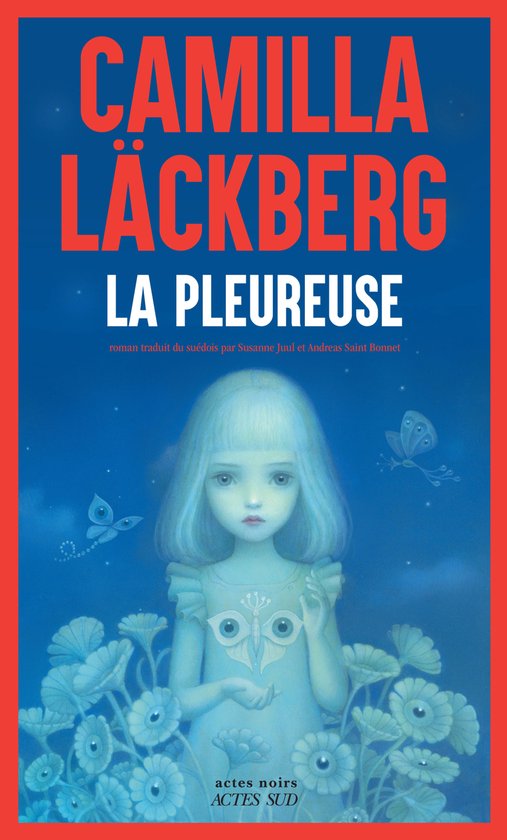 Couverture du livre 'La Pleureuse' par Camilla Läckberg, avec une fille pâle aux cheveux blonds sur fond bleu avec des fleurs et des papillons.