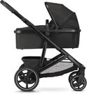 Zwarte kinderwagen met reiswieg en verstelbare duwstang.