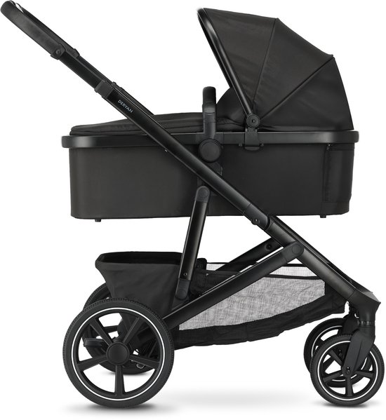 Zwarte kinderwagen met reiswieg en verstelbare duwstang.