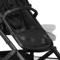 Gedetailleerd zicht op de zitting van de zwarte kinderwagen met Deryan logo.
