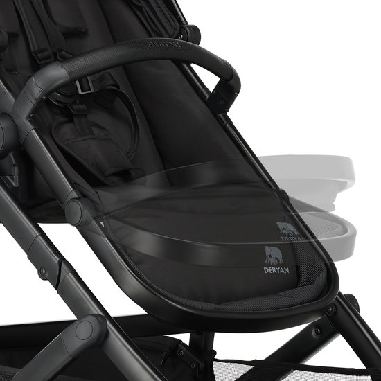 Gedetailleerd zicht op de zitting van de zwarte kinderwagen met Deryan logo.