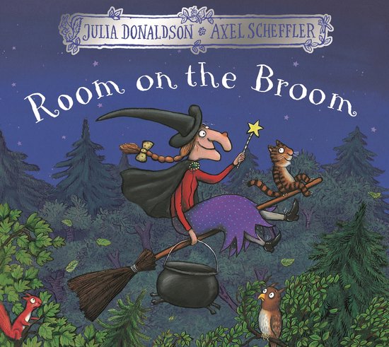 Couverture du livre : Une sorcière coiffée d'un chapeau pointu et vêtue d'une cape noire vole sur un balai à travers une forêt étoilée. Un chat est à ses côtés, un écureuil et un hibou en bas. Titre 'Room on the Broom'.