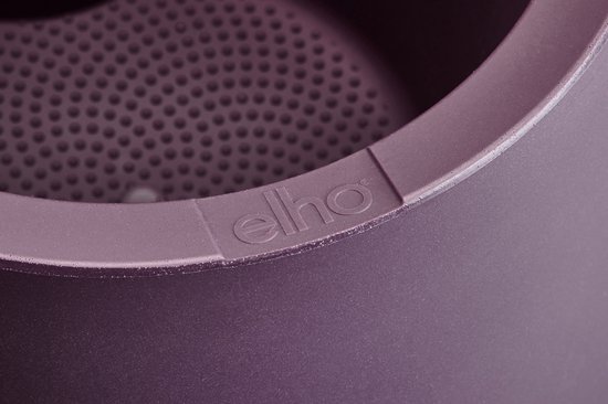 Detail van de paarse Elho bloempot met het logo.