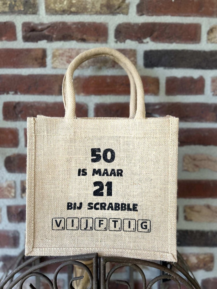Creaties van hier - Cadeau tas - shoppig bag - Jute - met de tekst 50 is maar 21 bij scrabble