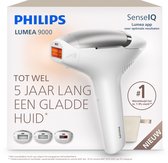 Witte Philips Lumea 9000 IPL ontharingsapparaat met zilverkleurige accenten en een beige opbergzakje.