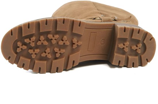 Onderkant van een bruine suède laars met een stevig antislip profiel en blokhak.