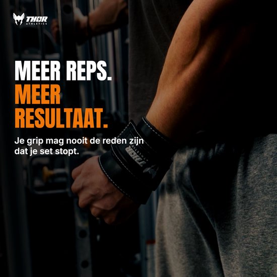 Close-up van een man die een zwarte Thor Athletics polsband draagt tijdens het trainen. Tekst: 'MEER REPS. MEER RESULTAAT.'