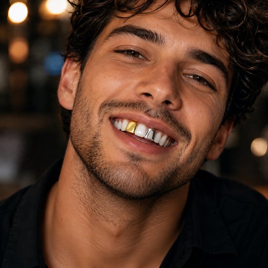 Man met gouden en zilveren tandkapjes op zijn tanden.