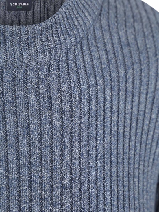 Blauwe melange gebreide trui met ribbelstructuur en merklabel.